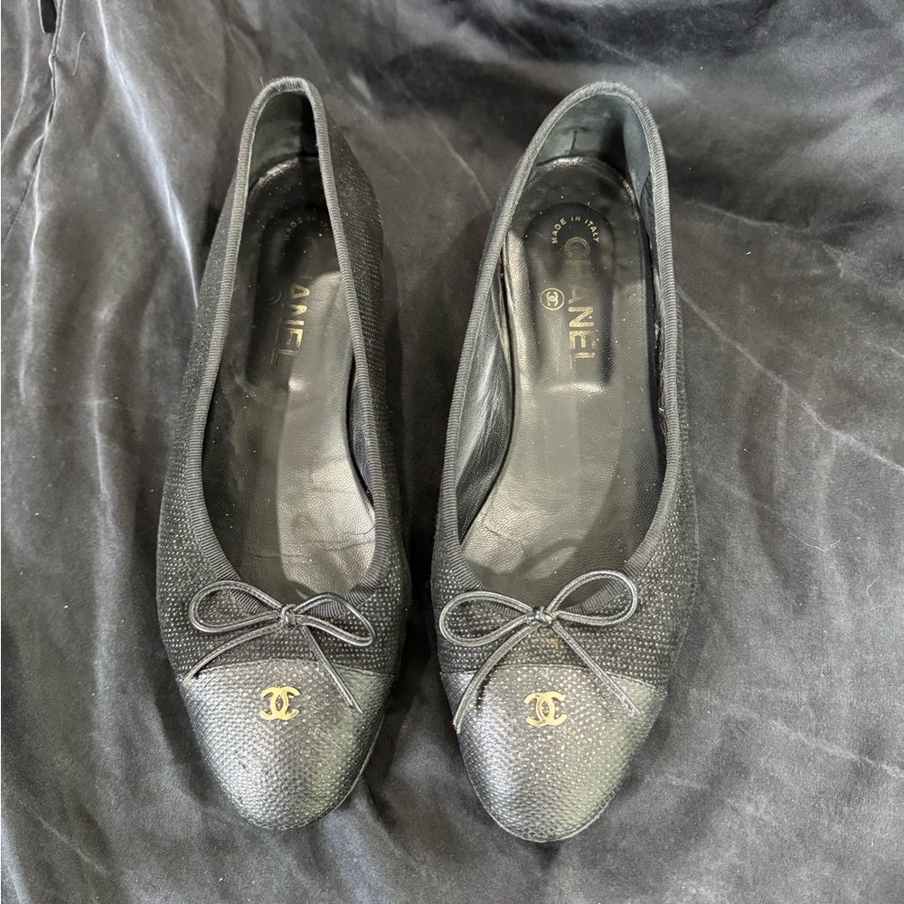 CHANEL Elegant Black Flats with Bow and Gold Logo